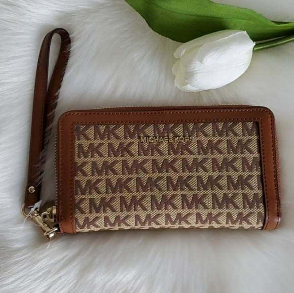 Michael Kors Wallet/Wristlet (1 Available) - Picture 3 of 8